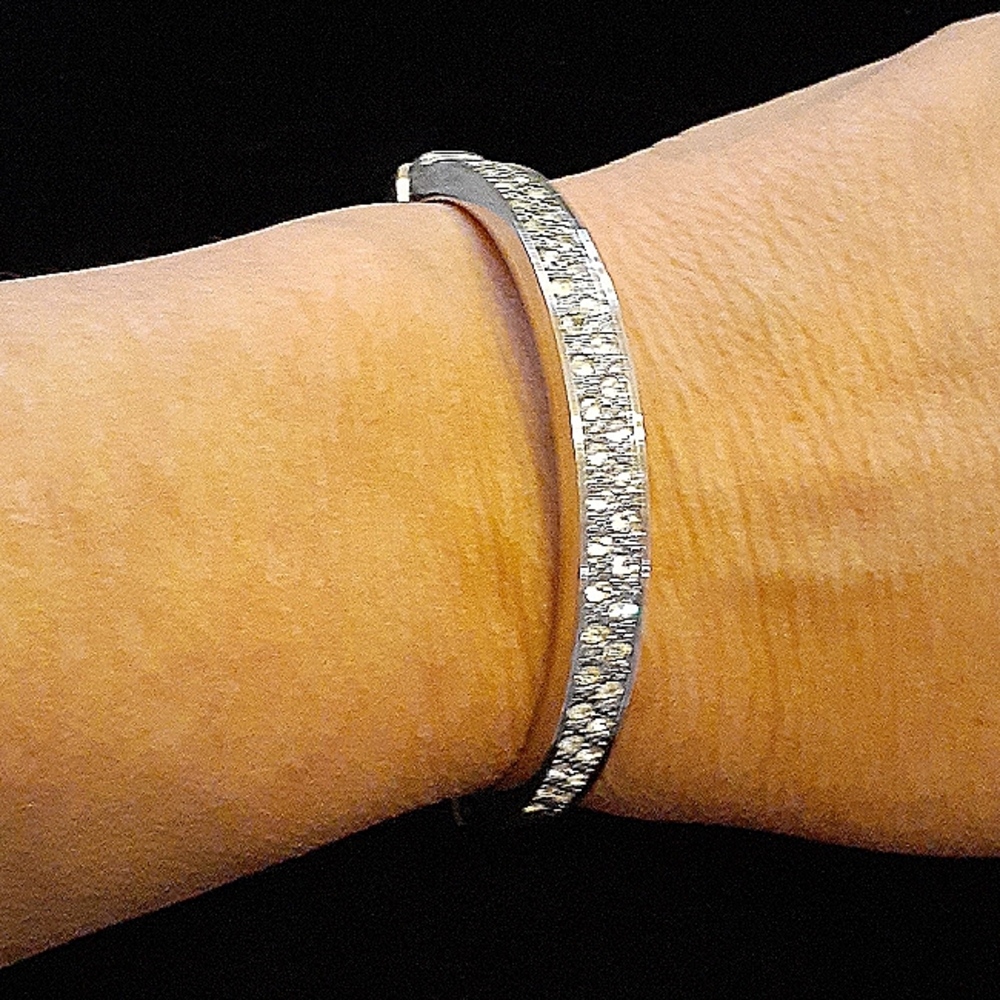 Bling bangle. Magnetic closure
